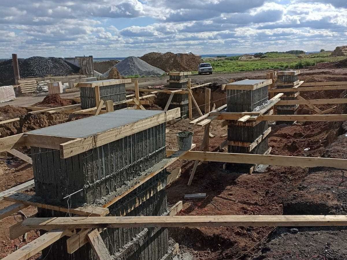 Фундаменты зернового комплекса после бетонирования: опалубка Proster®21, деревянные схватки и подкосы